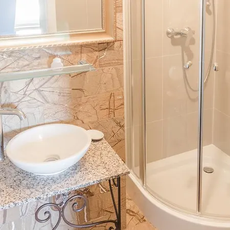 Italiana Z Prywatnymi łazienkami&odnowa Biologiczna 3*